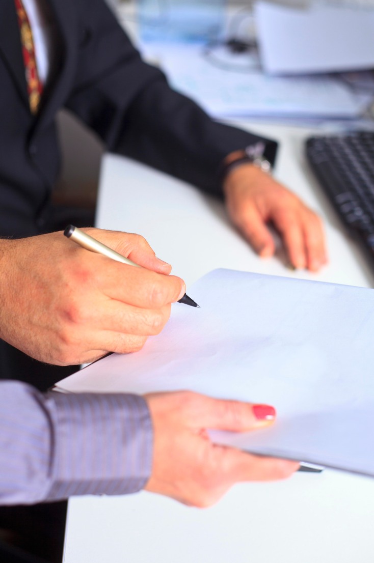 abogados asesorando en ley karin